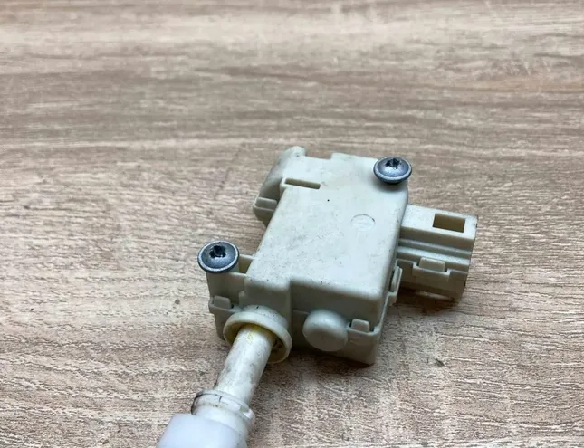 VOLKSWAGEN Passat B6 (2005-2010) Degvielas tvertnes vāciņa bloķēšana 3C0810773 34383600