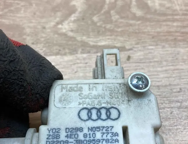 AUDI A8 D2/4D (1994-2002) Degvielas tvertnes vāciņa bloķēšana 4E0810773A 34368370