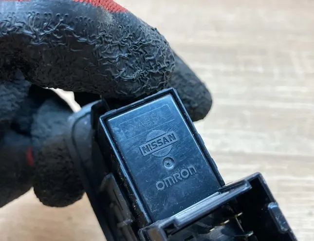 NISSAN Primera P10 (1990-1997) Aizmugurējo kreiso durvju loga pacēlāja slēdži 25411AV600 34403190