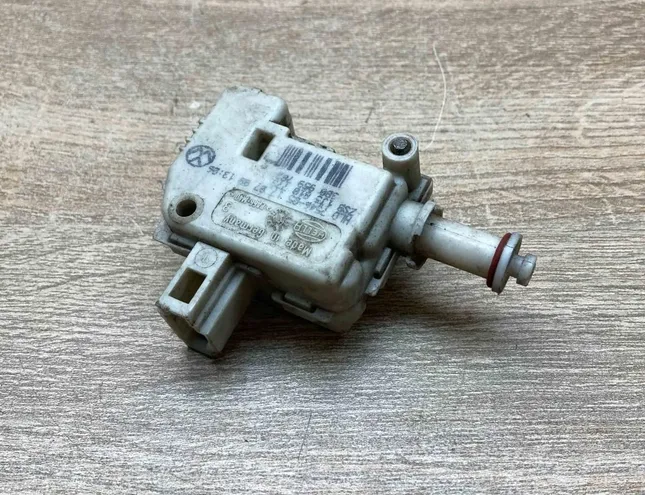 VOLKSWAGEN Bora 1 generation (1998-2005) Degvielas tvertnes vāciņa bloķēšana 1J5810773,3B0959782 34360405