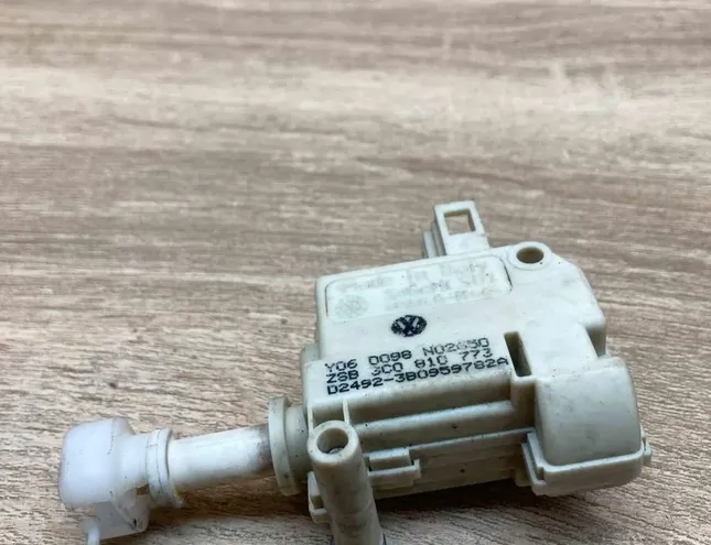 VOLKSWAGEN Passat B6 (2005-2010) Degvielas tvertnes vāciņa bloķēšana 3C0810773 34383600