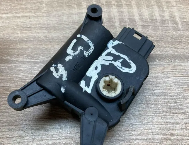 VOLKSWAGEN Tiguan 1 generation (2007-2017) Interior Heater Flap Motor Actuator 1K0907511 34404326