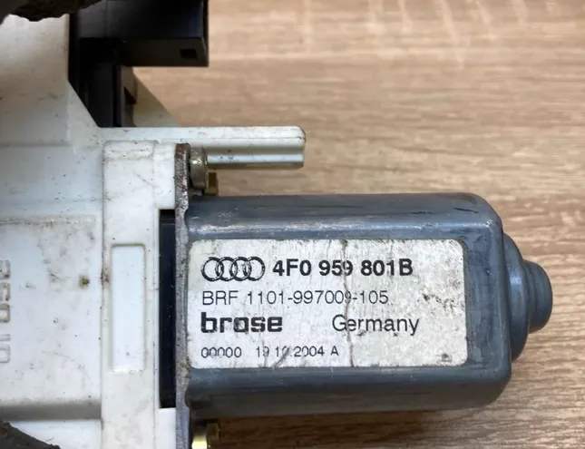 AUDI A6 C4/4A (1994-1997) Priekšējo kreiso durvju logu pacēlāja motorīts 4F0959801B 34404976