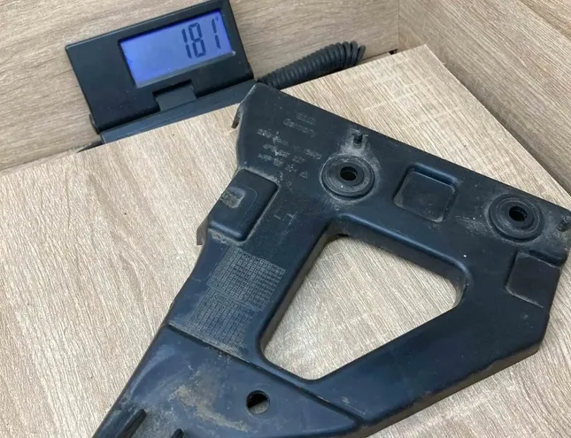 AUDI A6 C4/4A (1994-1997) Priekšējā kreisā bufera stiprinājums 4F0807227 34404607