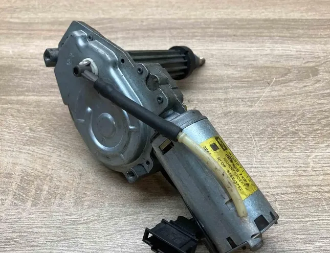 SEAT Ibiza 2 generation (1993-2002) Bagāžas nodalījuma loga tīrītāja motorīts 6K6955713A 34360649