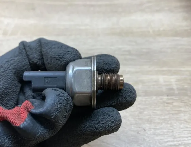 PEUGEOT 307 1 generation (2001-2008) Kreisās puses degvielas rampas sensors 9658227880 34283589