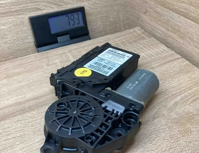 AUDI A8 D2/4D (1994-2002) Priekšējo kreiso durvju logu pacēlāja motorīts 4E2959802,4E1910802 34388169