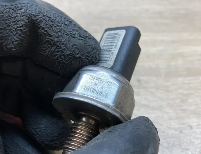 PEUGEOT 307 1 generation (2001-2008) Kreisās puses degvielas rampas sensors 9658227880 34283589