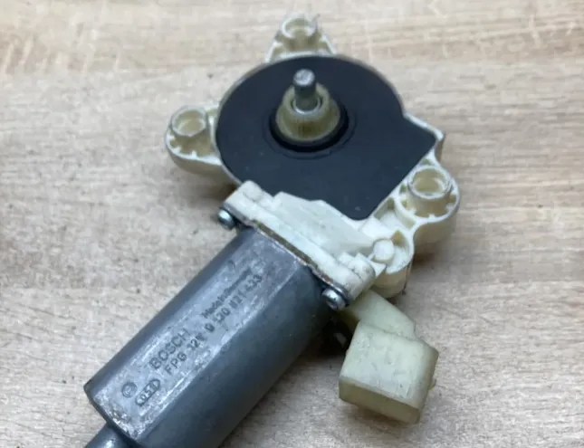 MERCEDES-BENZ CLS-Class C219 (2004-2010) Aizmugurējo kreiso durvju loga pacēlāja motorīts A2198200542,0130821633 34285979