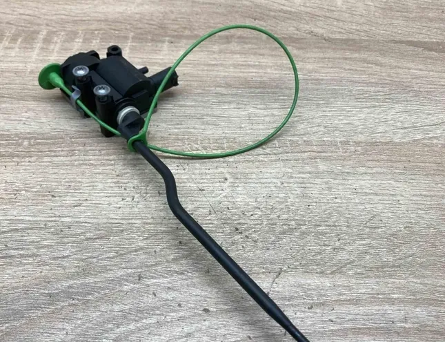 BMW 3 Series E21 (1975-1983) Degvielas tvertnes vāciņa bloķēšana 6985880,698588004 34381207