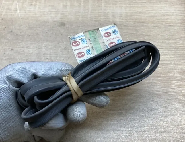 VOLKSWAGEN Passat B4 (1993-1997) Aizmugurējo durvju blīvējuma gumija (uz korpusa) 1837913F 34439602