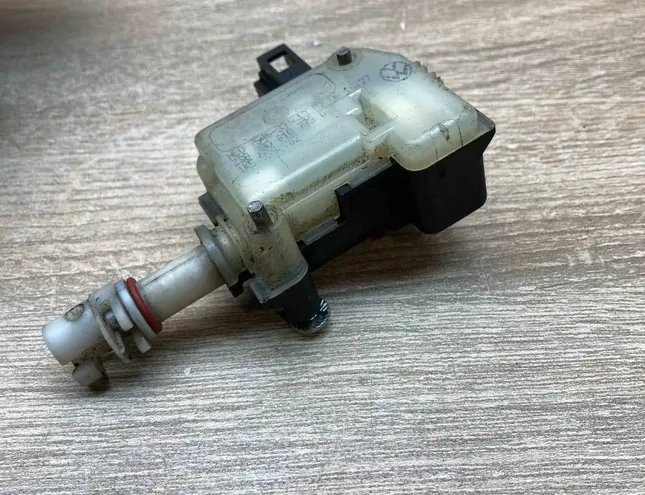 VOLKSWAGEN Golf 1 generation (1974-1993) Замок крышки топливного бака 3B0810773D 34330160