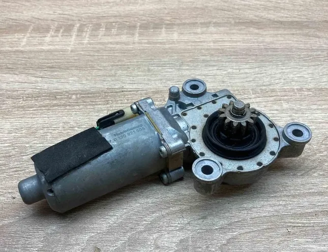 VOLVO 850 1 generation (1992-1997) Priekšējo kreiso durvju logu pacēlāja motorīts 186447000,0130821604 34382099