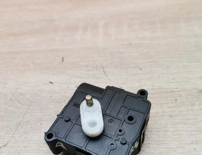 TOYOTA Avensis 2 generation (2002-2009) Salona sildītāja vadības vārsti 1138002051 34421677