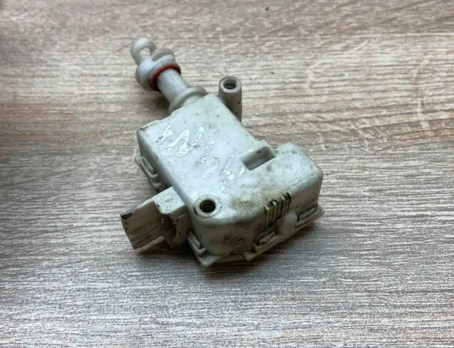 VOLKSWAGEN Passat B5 (1996-2005) Degvielas tvertnes vāciņa bloķēšana 3B0810773B,3B0959782 34359367