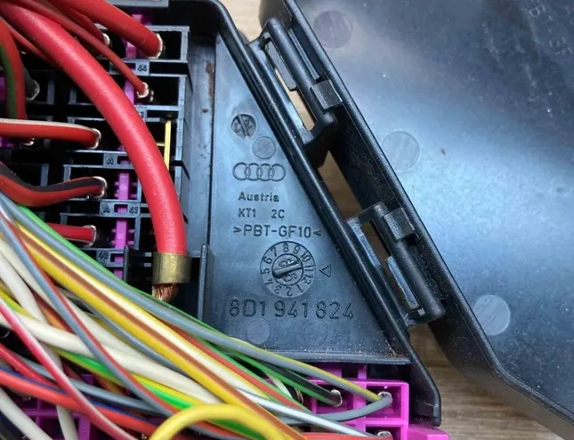 AUDI A6 C4/4A (1994-1997) Drošinātāju kārba 8D1941824 34393515