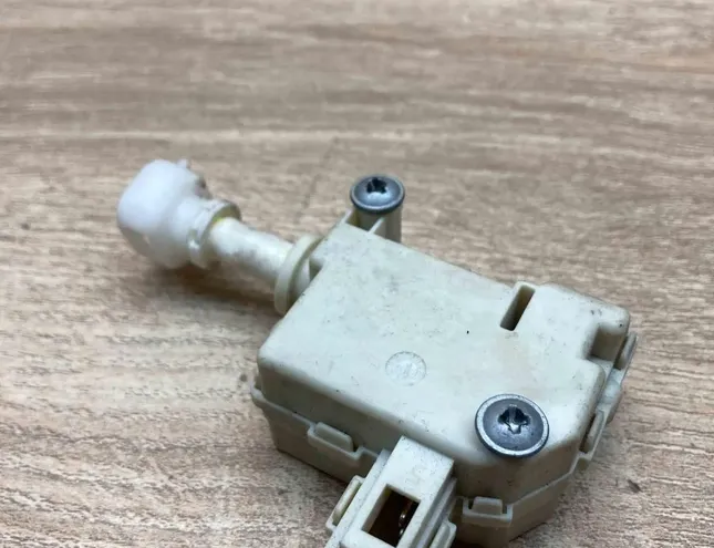 VOLKSWAGEN Passat B6 (2005-2010) Degvielas tvertnes vāciņa bloķēšana 3C0810773 34383600