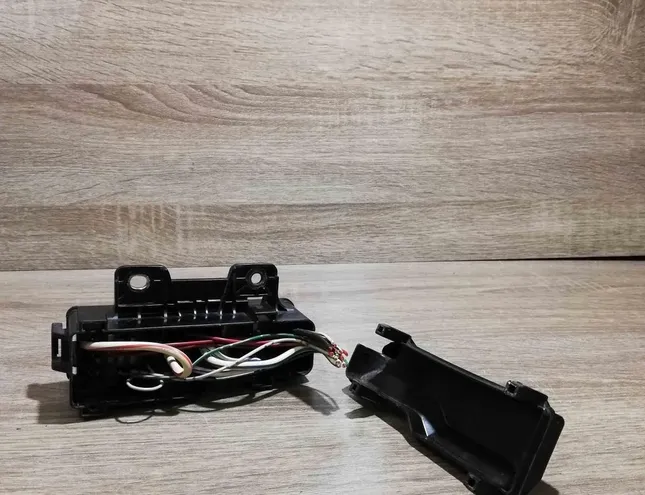 TOYOTA Avensis 2 generation (2002-2009) Drošinātāju kārba 7154713430 34411033