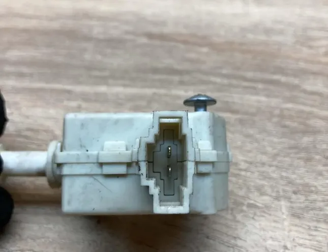 VOLKSWAGEN Passat B6 (2005-2010) Degvielas tvertnes vāciņa bloķēšana 3C0810773 34383600