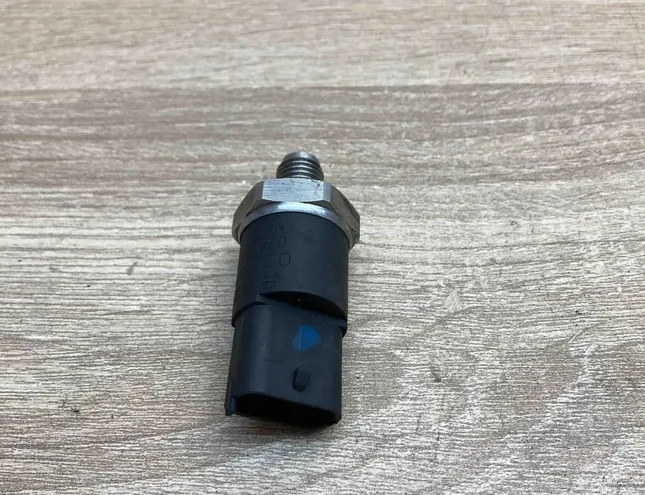 AUDI A6 C4/4A (1994-1997) Left Side Fuel Rail Sensor 0281002405 34365630