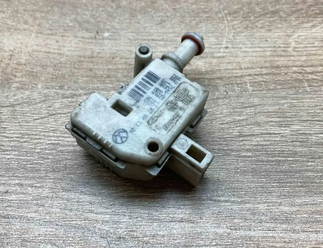 VOLKSWAGEN Bora 1 generation (1998-2005) Degvielas tvertnes vāciņa bloķēšana 1J5810773,3B0959782 34360405