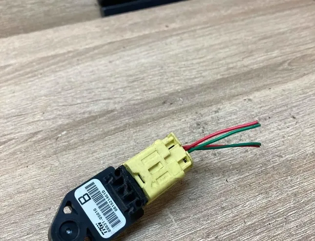 TOYOTA Corolla 1 generation E10 (1966-1970) Kreisās puses sānu trieciena sensors 8983105010 34386602