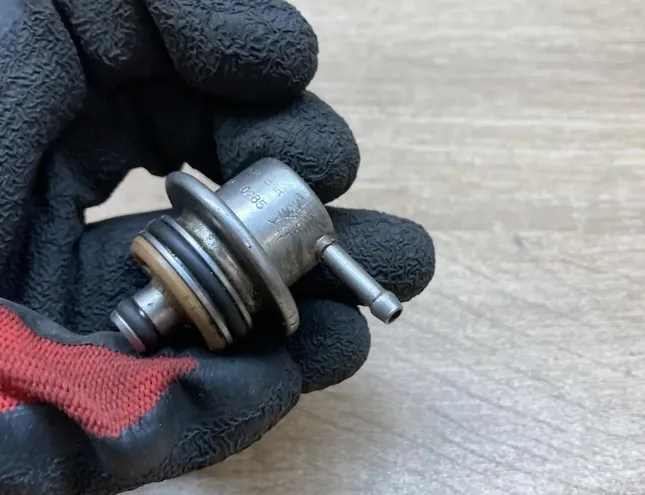 AUDI A4 B5/8D (1994-2001) Kreisās puses degvielas rampas sensors 078133534 34283602