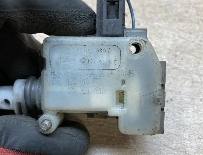 SKODA Octavia 1 generation (1996-2010) Aizmugurējā bagāžnieka slēdzene 1Z0810773,1M0959781A 34288726