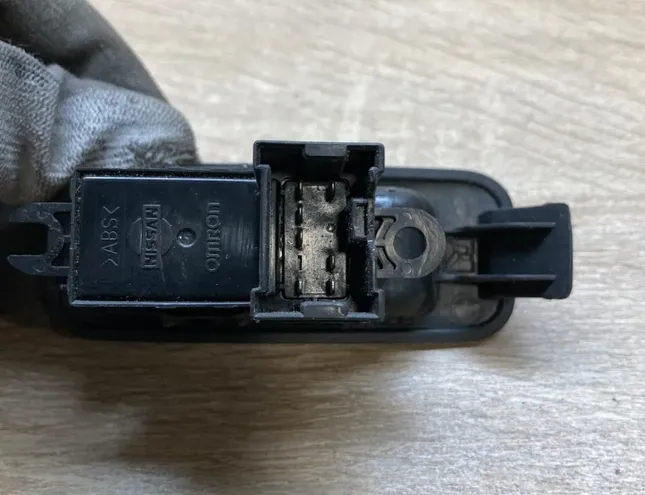 NISSAN Primera P10 (1990-1997) Aizmugurējo kreiso durvju loga pacēlāja slēdži 25411AV600,25411AV600 34277953