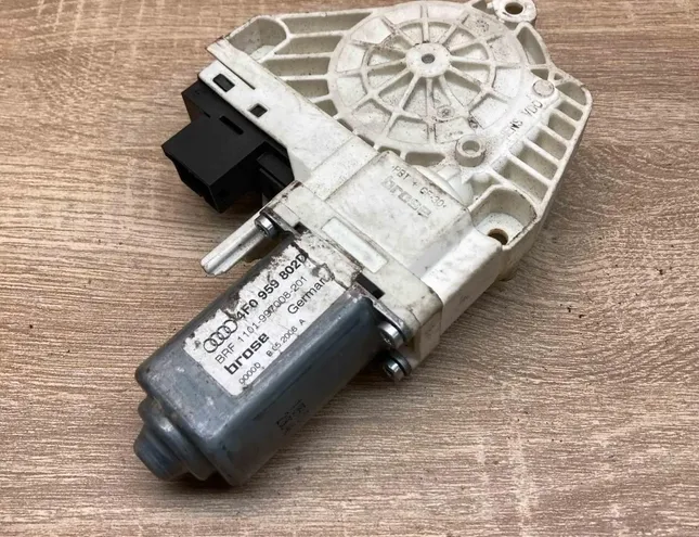 AUDI A6 C4/4A (1994-1997) Priekšējo kreiso durvju logu pacēlāja motorīts 4F0959802D 34405025
