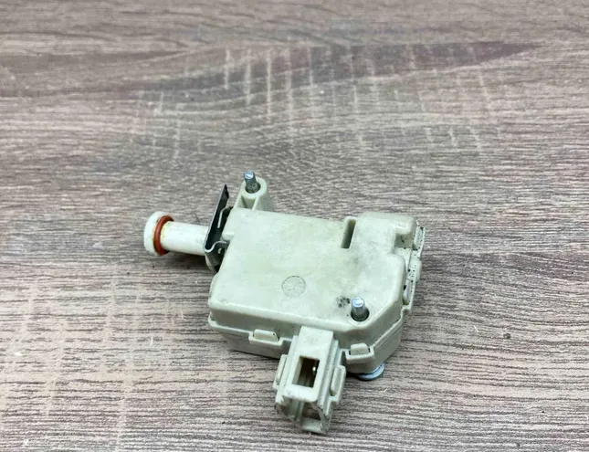 AUDI A8 D2/4D (1994-2002) Centrālās atslēgas motorīts 4E0862150,Y07D201N03248 34367463