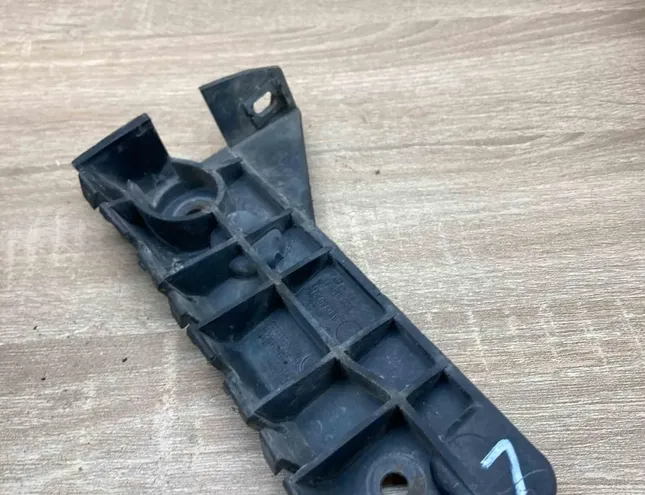 AUDI A4 B5/8D (1994-2001) Priekšējā kreisā bufera stiprinājums 8E0807283A 34390654