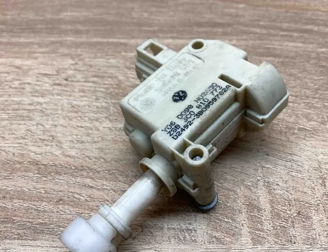 VOLKSWAGEN Passat B6 (2005-2010) Degvielas tvertnes vāciņa bloķēšana 3C0810773 34383600