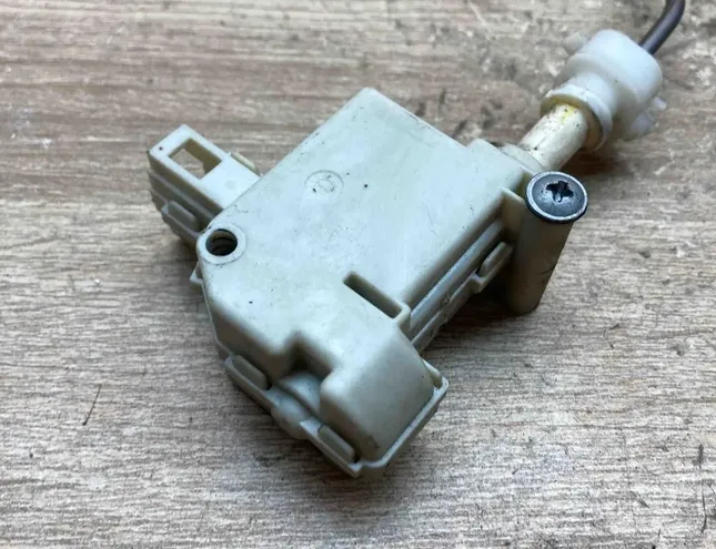 VOLKSWAGEN Passat B6 (2005-2010) Degvielas tvertnes vāciņa bloķēšana 3C0810773 34386645