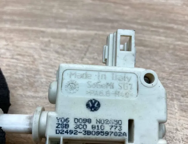 VOLKSWAGEN Passat B6 (2005-2010) Degvielas tvertnes vāciņa bloķēšana 3C0810773 34383600