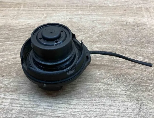 VOLKSWAGEN Golf 1 generation (1974-1993) Degvielas tvertnes vāciņš 1J0281553P 34386295