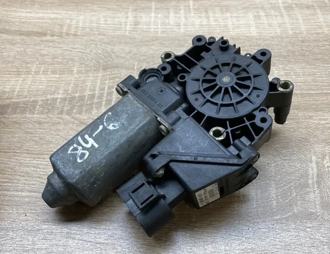 AUDI A4 B5/8D (1994-2001) Priekšējo kreiso durvju logu pacēlāja motorīts 113846101,05071901,0536001402 34292879