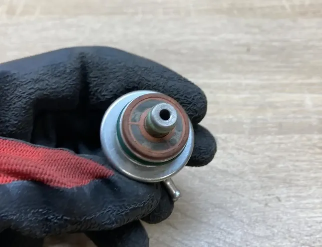 VOLKSWAGEN Passat B6 (2005-2010) Kreisās puses degvielas rampas sensors 078133534A 34283613