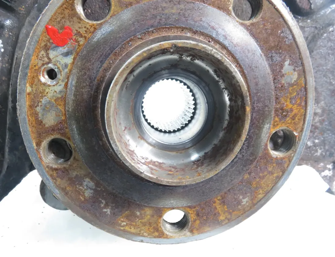 VOLKSWAGEN Tiguan 1 generation (2007-2017) Front Left Wheel Hub 33715488