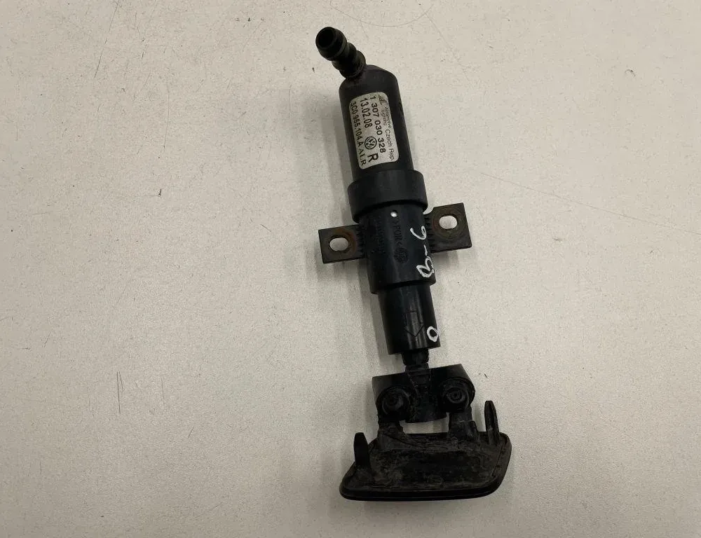 VOLKSWAGEN Passat B7 (2010-2015) Priekšējā luktura mazgātājs labajā pusē 1307030328 34094641