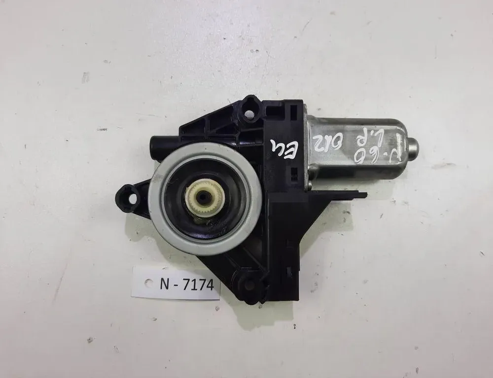 VOLVO V60 1 generation (2010-2020) Маторчик стеклоподъемника передней левой двери 966268103 34118638