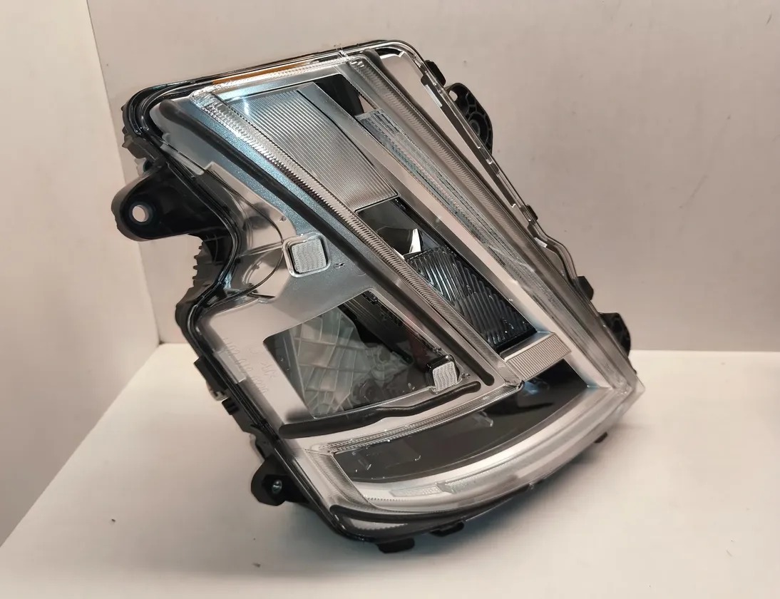 VOLVO FH II (2012-present) Фара передняя правая 24056512 33586434