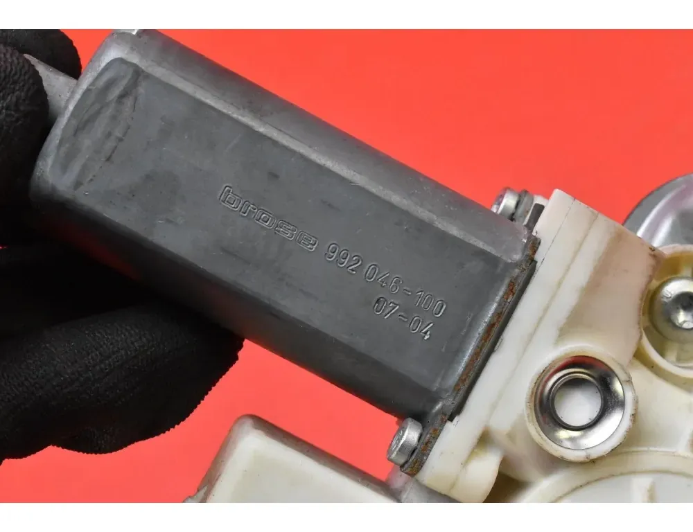 TOYOTA Avensis 2 generation (2002-2009) Priekšējo labo durvju logu pacēlājs 69810-05050 33233409