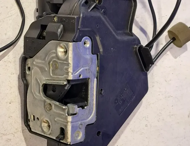 MERCEDES-BENZ CLS-Class C219 (2004-2010) Aizmugurējā labā durvju slēdzene 2197300635 33543786