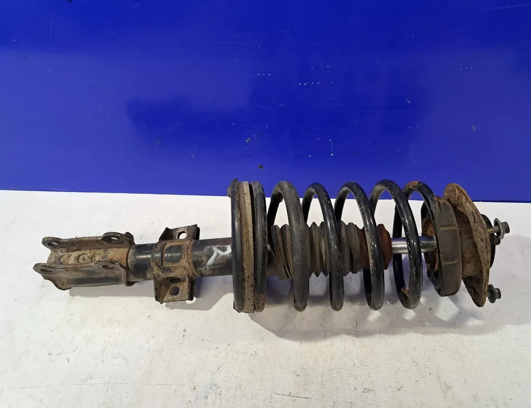 VOLVO V70 2 generation (2000-2008) Амортизатор передний правый 8667248 33592077