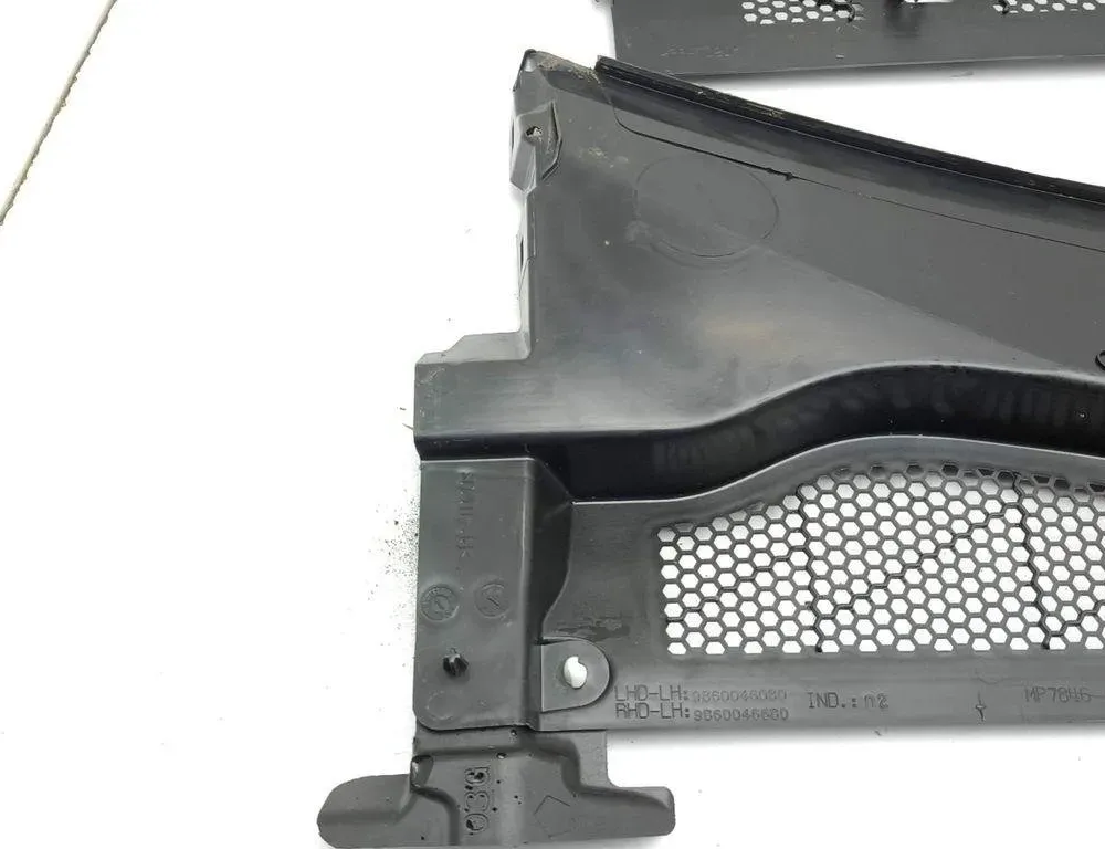 CITROËN C4 3 generation (2020-2023) Priekšējā stikla tīrītāja apdare / plastmasa 9860046080 31020572