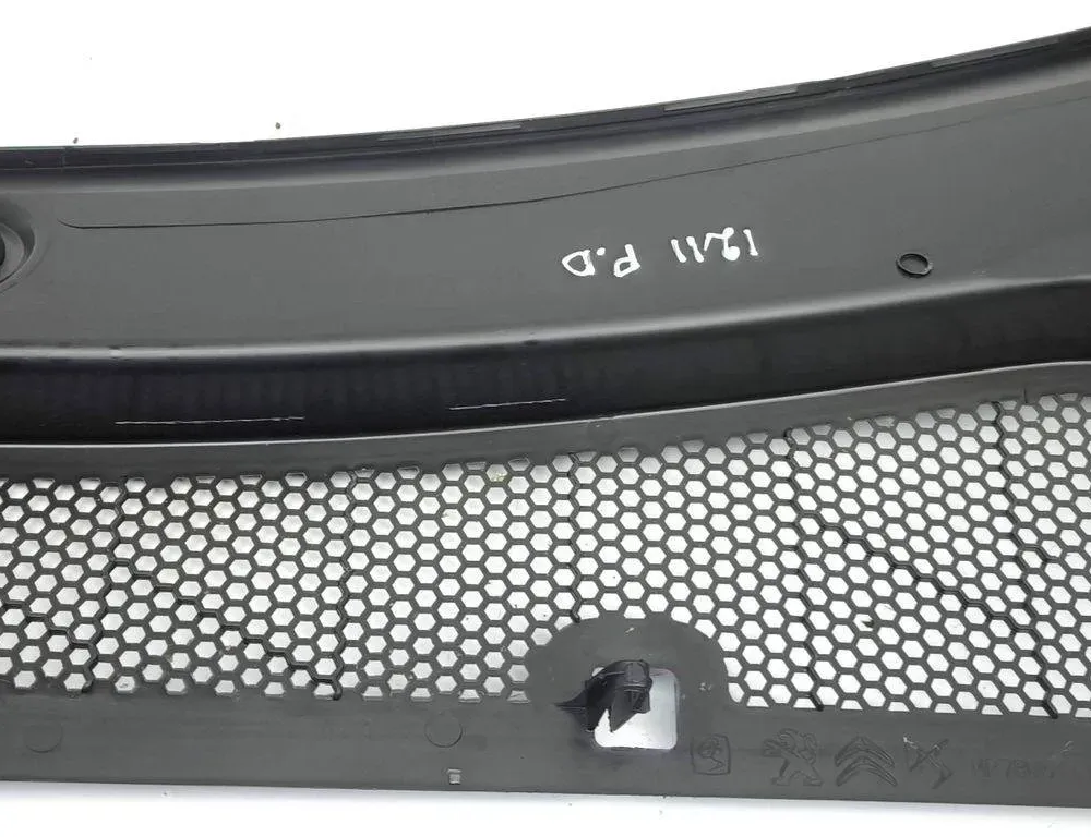 CITROËN C4 3 generation (2020-2023) Priekšējā stikla tīrītāja apdare / plastmasa 9860046080 31020572