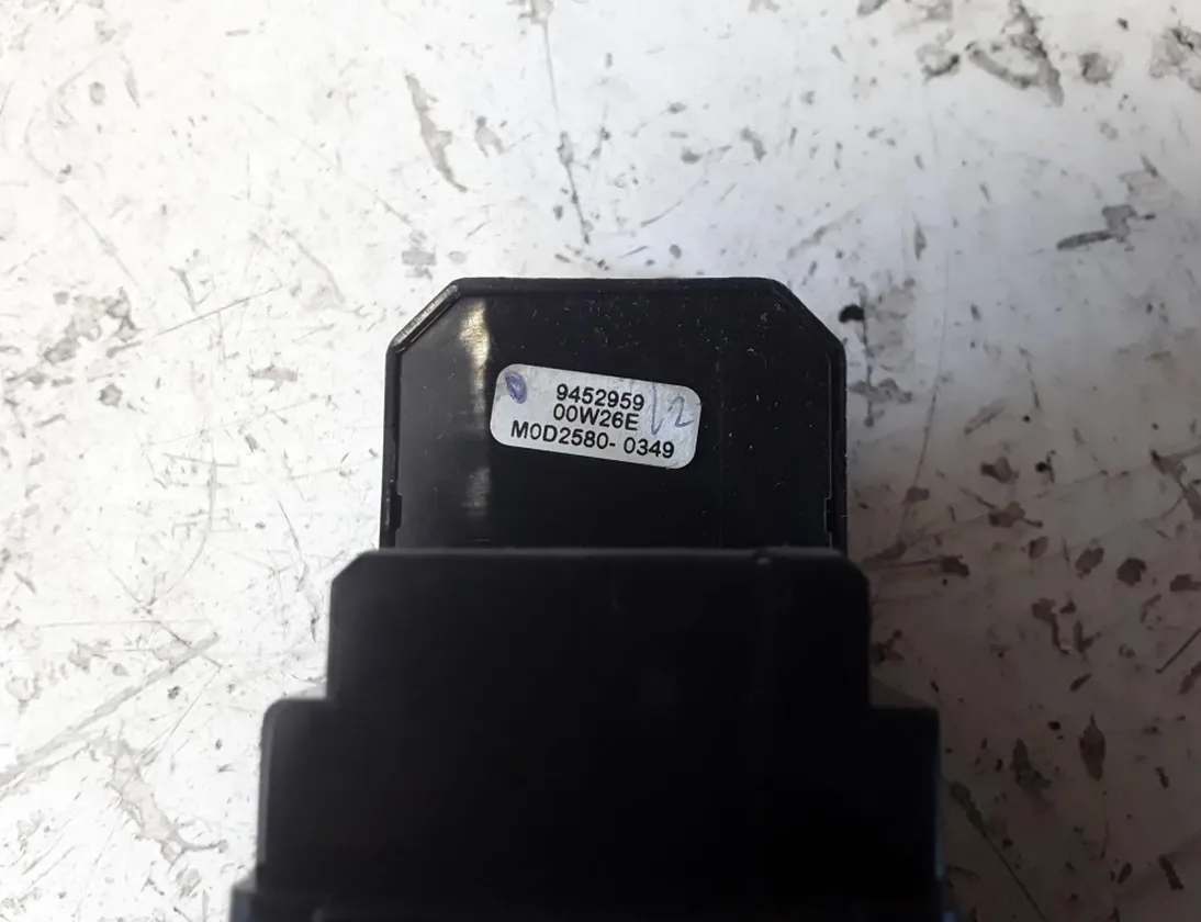 VOLVO V70 2 generation (2000-2008) Aizmugurējo kreiso durvju loga pacēlāja slēdži 9452959 23577721