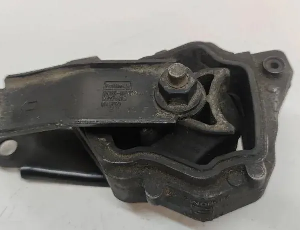 VOLVO V70 2 generation (2000-2008) Front engine mount 30748173 33328340