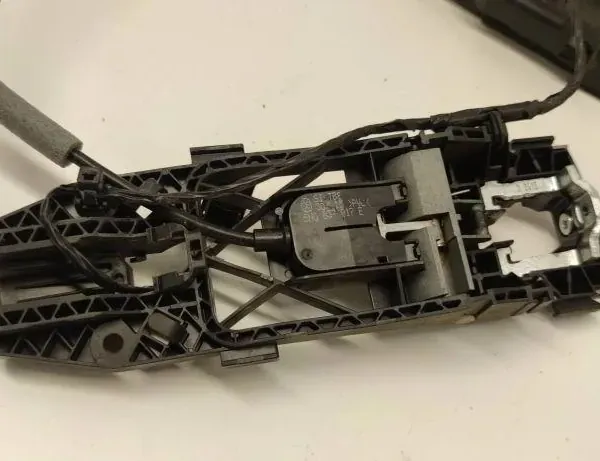 VOLKSWAGEN Variant VII TDI (2014-2024) Замок передней левой двери 33328724